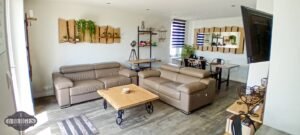 Salon du gîte Ô Berges à Saint-Martin-Boulogne, près de Boulogne-sur-Mer, avec canapés confortables et espace repas convivial.