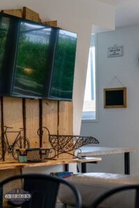 Coin salon de l’appartement Ô Berges à Boulogne-sur-Mer, décoration bois et fer forgé proche de Nausicaá et des plages